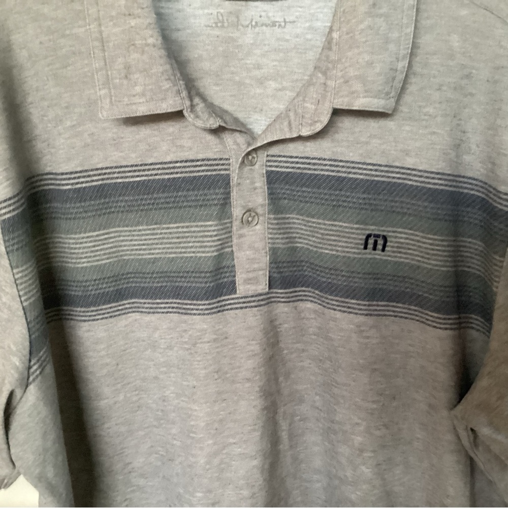 TRAVIS MATHEW Mens XL Polo Shirt  Golf  short sleeve logo front and back